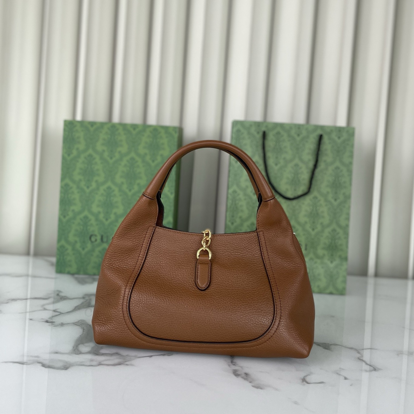 Gucci Softbit系列小號肩背包，匠心融蘊半馬銜扣造型品牌經典馬術風格配件。提手高15釐米，磁扣開合，款號837467棕皮，尺寸27.5X21X16