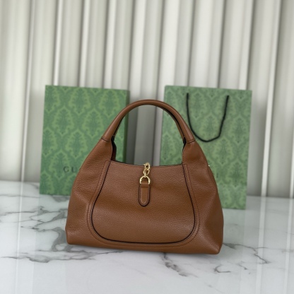 Gucci Softbit系列小號肩背包，匠心融蘊半馬銜扣造型品牌經典馬術風格配件。提手高15釐米，磁扣開合，款號837467棕皮，尺寸27.5X21X16
