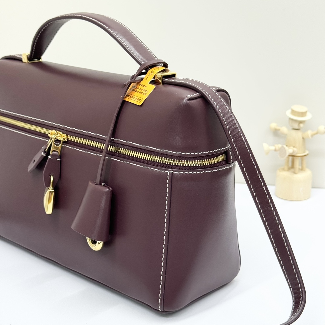 𝓻𝓸 𝓟𝓲𝓪𝓷𝓪 諾悠翩雅
𝑬𝒙𝒕𝒓𝒂 𝑩𝒂𝒈 𝑳𝟐𝟕 
寬開口加大容量斜挎包，包型設計更立體更有型，包身採用進口原廠小牛皮，手感柔軟而獨特，包包內部結構多了內袋。雙向加長拉鍊開合，配有My Charms金色金屬掛飾（LP特級純鋼五金配件）
size：27*16*10釐米
配全套專櫃禮盒包裝🎁