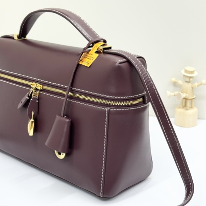 𝓻𝓸 𝓟𝓲𝓪𝓷𝓪 諾悠翩雅
𝑬𝒙𝒕𝒓𝒂 𝑩𝒂𝒈 𝑳𝟐𝟕 
寬開口加大容量斜挎包，包型設計更立體更有型，包身採用進口原廠小牛皮，手感柔軟而獨特，包包內部結構多了內袋。雙向加長拉鍊開合，配有My Charms金色金屬掛飾（LP特級純鋼五金配件）
size：27*16*10釐米
配全套專櫃禮盒包裝🎁