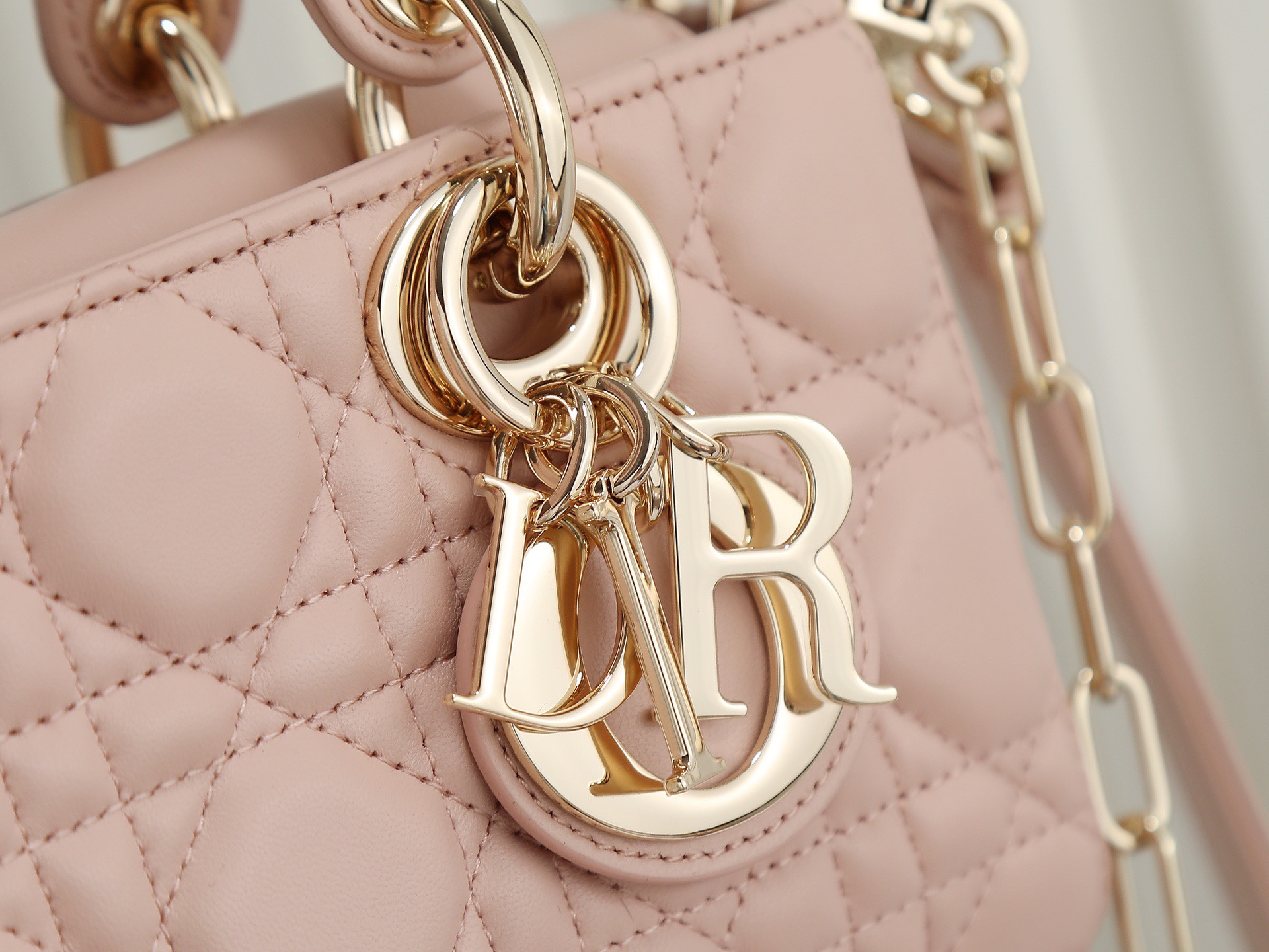 原廠級 粉色 迷你尺寸
𝗗𝗶𝗼𝗿 𝗗-𝗝𝗼𝘆 𝗯𝗮𝗴羊皮2025款新款
時尚果然就是輪回，回歸了一把中古戴妃
長方包形，短鏈條➕細長肩帶直接封神！！
復古時髦感超強，真是什麼場合都可以把住
絕對是lady中的天花板了，強勢出圈啦姐妹們
款號：0636
尺寸：19x10.5x5.5cm
