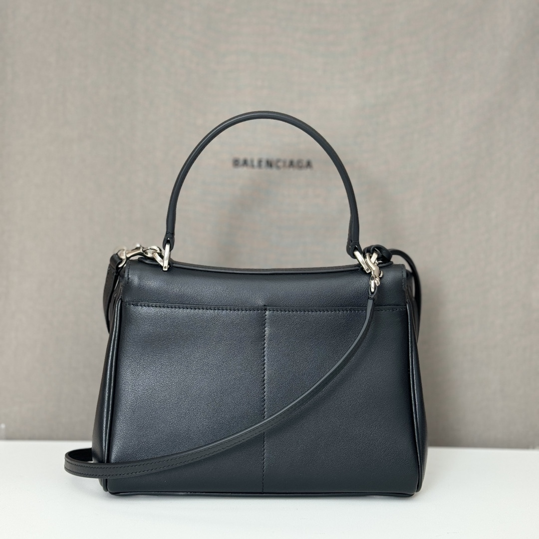 巴黎世家𝗕𝗮𝗹𝗲𝗻𝗰𝗶𝗮𝗴𝗮 🖤🖤出貨了！
款號：795456克色銀扣
尺寸：22.8×9.9×8.3cm
