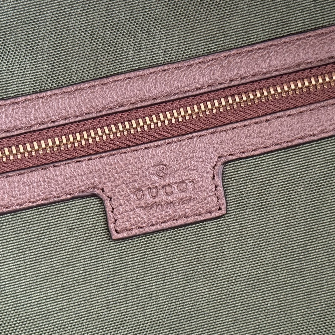 💋💋💋《配全套原廠專櫃包裝》【新品】Ophidia系列匠心選用白色配色，搭配經典廓形與新增功能性設計，甄選觸感柔軟的織物打造。這款背包以柔軟GG Supreme材質打造，匠心綴飾雙G標識和紅綠織帶細節。
