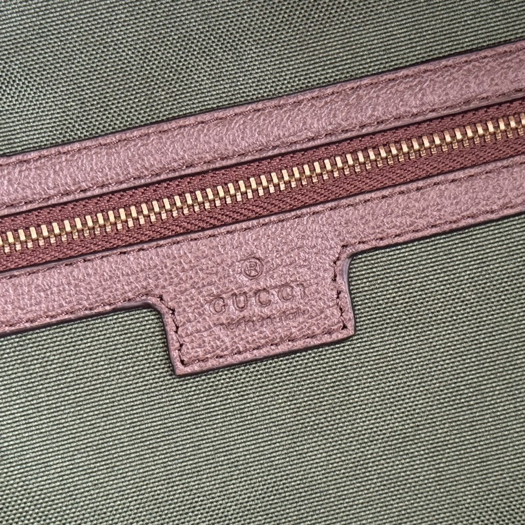 💋💋💋《配全套原廠專櫃包裝》【新品】Ophidia系列匠心選用白色配色，搭配經典廓形與新增功能性設計，甄選觸感柔軟的織物打造。這款背包以柔軟GG Supreme材質打造，匠心綴飾雙G標識和紅綠織帶細節。
