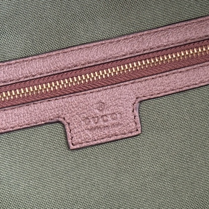 💋💋💋《配全套原廠專櫃包裝》【新品】Ophidia系列匠心選用白色配色，搭配經典廓形與新增功能性設計，甄選觸感柔軟的織物打造。這款背包以柔軟GG Supreme材質打造，匠心綴飾雙G標識和紅綠織帶細節。
