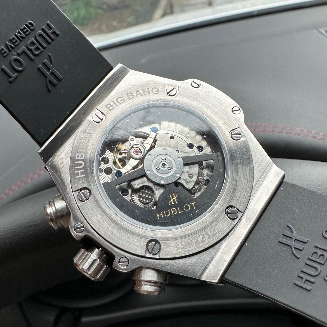 恆寶 Hublot精品男士腕表，勁爆鏤空設計，技藝精湛，獨具匠心，尊貴大氣，紳士風範。採用全自動機械機芯，頂級316精鋼表殼，天然橡膠錶帶，礦物質超強鏡面，尺寸43*13