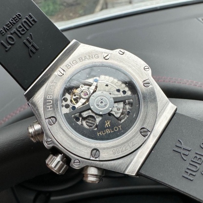 恆寶 Hublot精品男士腕表，勁爆鏤空設計，技藝精湛，獨具匠心，尊貴大氣，紳士風範。採用全自動機械機芯，頂級316精鋼表殼，天然橡膠錶帶，礦物質超強鏡面，尺寸43*13