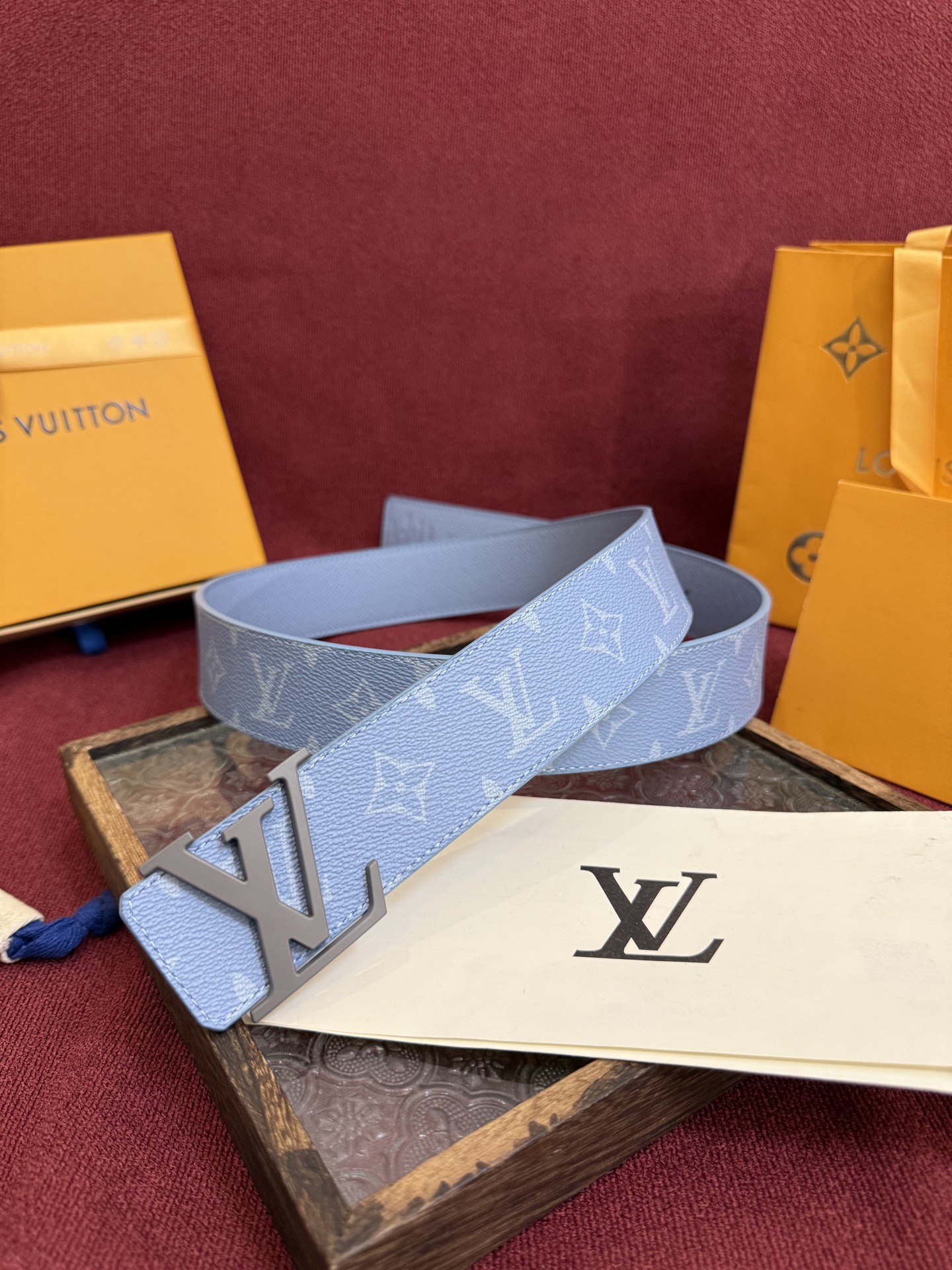 
lv男士新款皮帶寬度4cm 訂製帆布面料飾有全新的圖案效果(顏色純正) 襯托進口小牛皮配色底 搭配精緻的字母搭扣 手感極佳