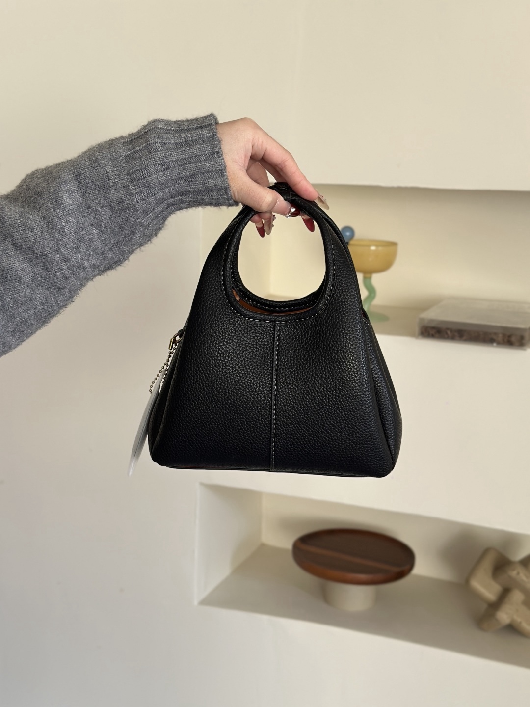 Coach新款首發🔥Lana19 mini號
尺寸：19✖️17cm
精緻小巧，簡約時尚
可手拎，可斜挎 ☑️小號 黑色
尺寸：19✖️17cm