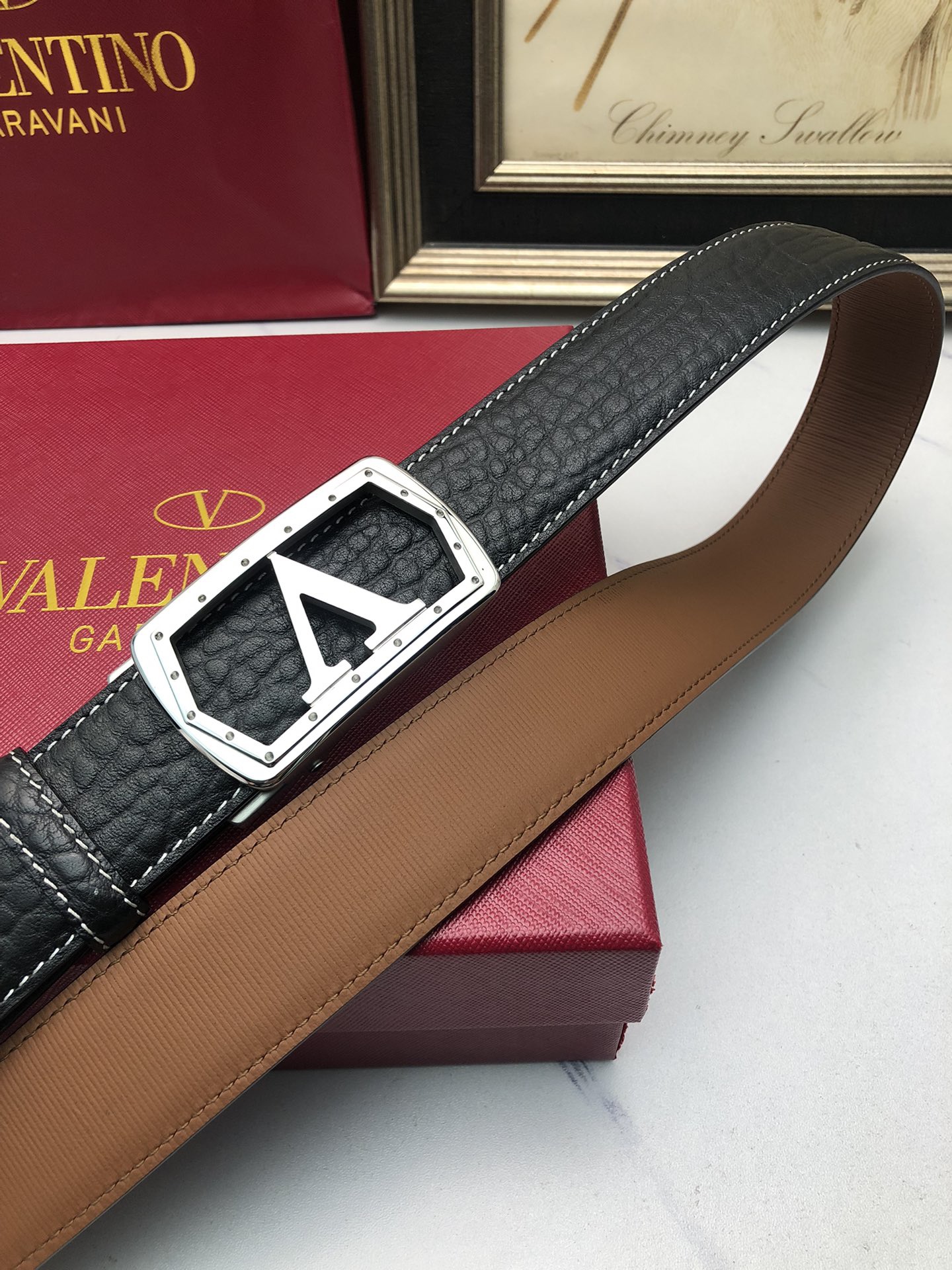 華倫天奴：原單頭層牛皮大象皮紋面，內襯頭層小牛皮底，搭配原單自動扣，可裁剪的自動帶，此款腰帶面雙採用意大利原定廠制進口牛皮帶身 ，對專版櫃足寬3.5