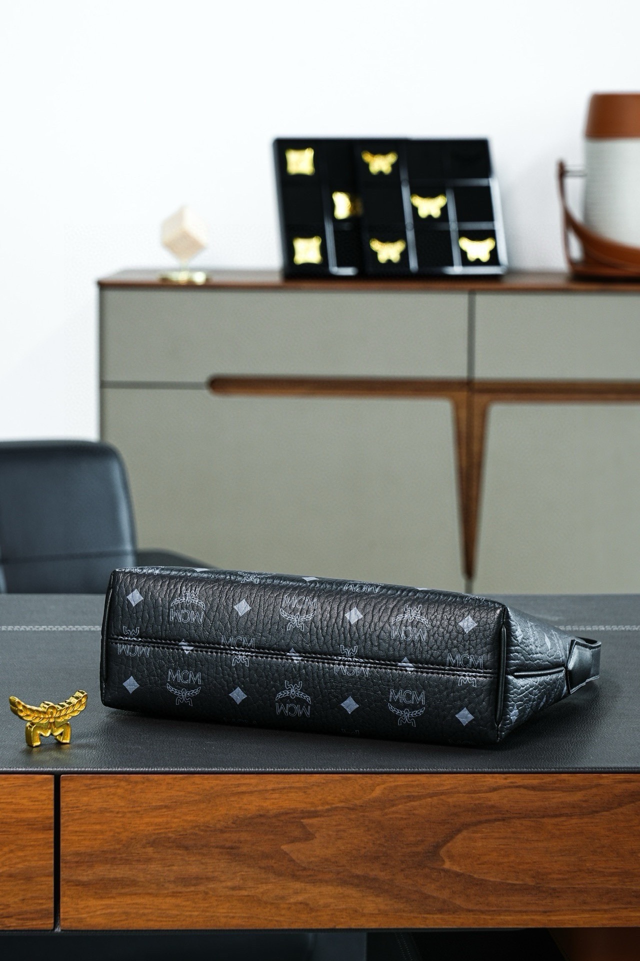 ®全新升級®官網同步
𝙈𝘾𝙈 𝘼𝙧𝙚𝙣 𝙃𝙤𝙗𝙤
黑色𝙎𝙢𝙖𝙡𝙡#腋下肩背包

·CP獨家出品｜黑色
這款單品對經典的休閒款式進行了現代風的全新演繹，在柔軟與挺闊之間取得了理想的平衡。這款小號Aren Hobo肩背包採用了傳統MCM行李箱的設計元素，包括一個可拆卸皮革吊牌及雕花Logo掛鎖，達到錦上添花的效果。

型號：MWHESTA01CO001
尺寸：26*9.5*19cm
肩帶：可調節125-133cm
開合：拉鍊式
顏色：黑色/BLACK