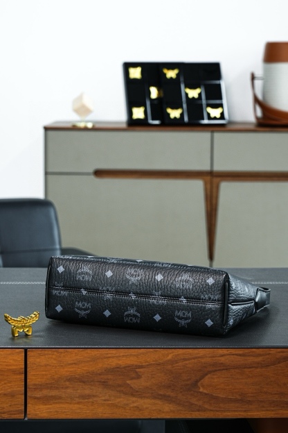 ®全新升級®官網同步
𝙈𝘾𝙈 𝘼𝙧𝙚𝙣 𝙃𝙤𝙗𝙤
黑色𝙎𝙢𝙖𝙡𝙡#腋下肩背包

·CP獨家出品｜黑色
這款單品對經典的休閒款式進行了現代風的全新演繹，在柔軟與挺闊之間取得了理想的平衡。這款小號Aren Hobo肩背包採用了傳統MCM行李箱的設計元素，包括一個可拆卸皮革吊牌及雕花Logo掛鎖，達到錦上添花的效果。

型號：MWHESTA01CO001
尺寸：26*9.5*19cm
肩帶：可調節125-133cm
開合：拉鍊式
顏色：黑色/BLACK