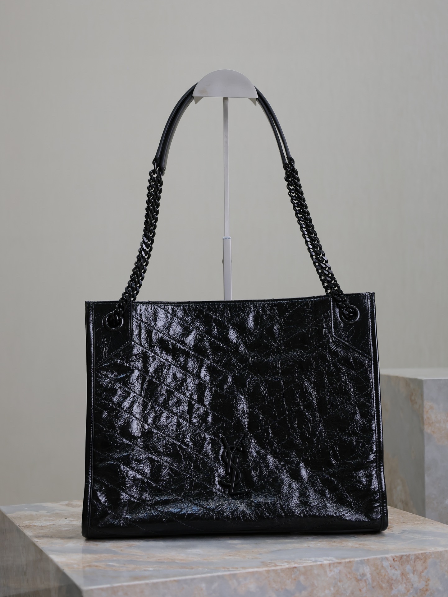 黑色黑扣·
Niki shopping bag_
意大利進口抓皺油蠟牛皮，五金是全牛皮包裹，工藝十分精湛！包袋中間有磁吸扣，保障了包包使用的安全性；內里有一拉鍊隔層及敞口插槽設計可放手機及零錢卡片，方便拿取，不會出現因為是大包而出現找不到東西的情況；包包自重非常輕，容量又足夠大，公文包、旅行包、購物袋、媽媽包隨意切換，實用性爆表！
型號：577999
尺寸：33x27x11.5cm