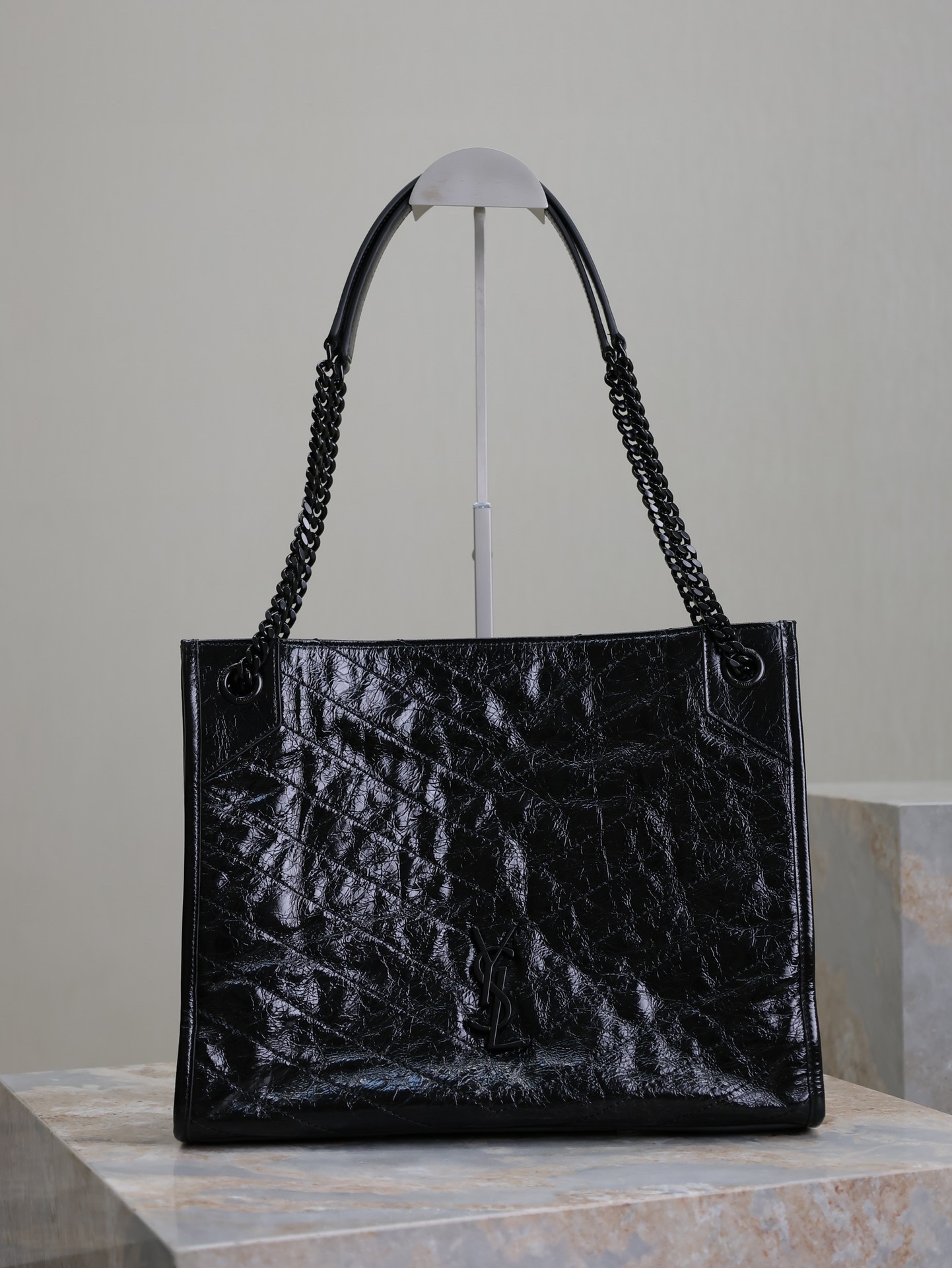 黑色黑扣·
Niki shopping bag_
意大利進口抓皺油蠟牛皮，五金是全牛皮包裹，工藝十分精湛！包袋中間有磁吸扣，保障了包包使用的安全性；內里有一拉鍊隔層及敞口插槽設計可放手機及零錢卡片，方便拿取，不會出現因為是大包而出現找不到東西的情況；包包自重非常輕，容量又足夠大，公文包、旅行包、購物袋、媽媽包隨意切換，實用性爆表！
型號：577999
尺寸：33x27x11.5cm