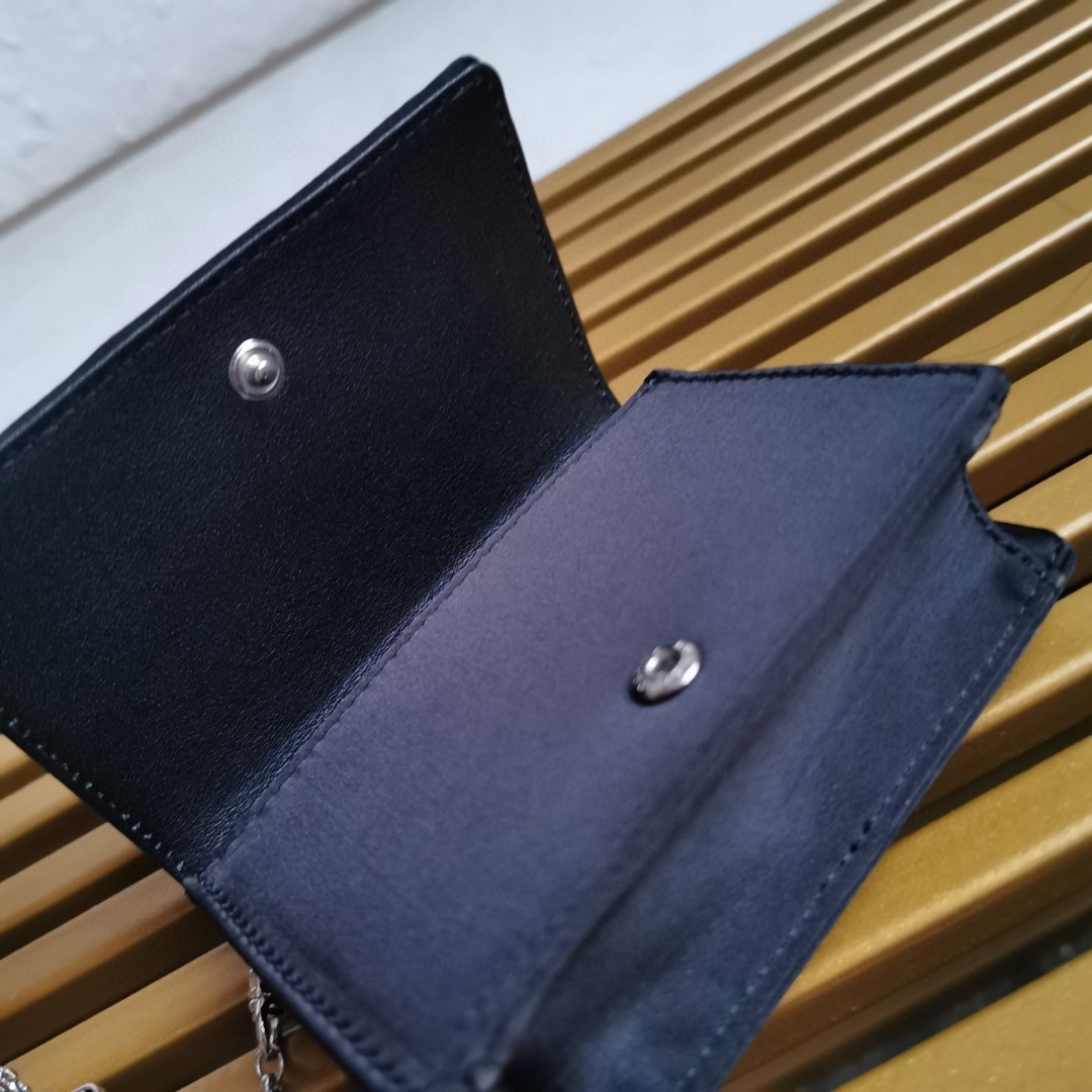 【 原單】🎉項鍊水晶小包🎉1MR024新色🎉🎉這款Duchesse面料卡片夾通體飾以仿水晶，於表面營造出光影格調和虹彩炫色，彰顯華美且不失功能性的設計。最愛是這條可拆卸可調節鐵璉肩帶，又可當腰包裝飾😍😍又可當搭配衣服項鍊裝飾，中間三角形標可調節活動，賦予單品多樣的佩戴方式。空間可裝口紅💄/耳機/鑰匙🚗....夜燈下bling bling,太美了。值得入手🎉🎉尺寸：長11.5cm*高8cm