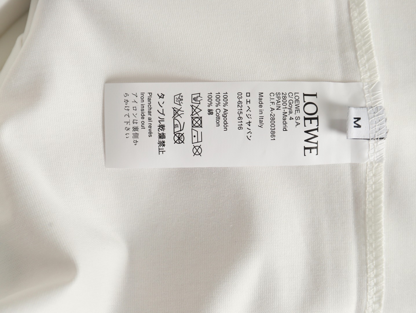 Loewe/羅意威 25ss 塗鴉彩繪植絨印花短袖T恤
260g棉質布料40支雙紗面料，無蝕塵‬毛藝工‬處布理‬面，紡織密度高，垂感佳，不易變形。
厚織感加上緊密紡紗工藝，不會影響Tee的透氣性，成色的飽和度很高
胸前撞色塗鴉彩繪植絨印花工藝
版型上身效果好，百搭好看的一款T恤，寬松版型遮肉顯瘦不挑人
顏色: 白色，黑色
S Size：S-XL