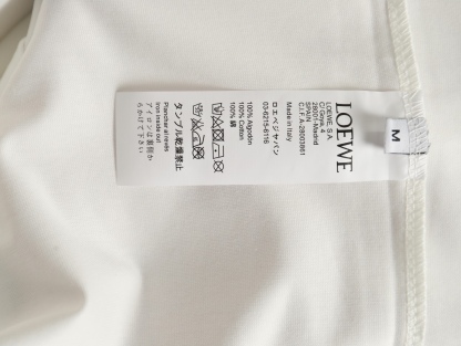 Loewe/羅意威 25ss 塗鴉彩繪植絨印花短袖T恤
260g棉質布料40支雙紗面料，無蝕塵‬毛藝工‬處布理‬面，紡織密度高，垂感佳，不易變形。
厚織感加上緊密紡紗工藝，不會影響Tee的透氣性，成色的飽和度很高
胸前撞色塗鴉彩繪植絨印花工藝
版型上身效果好，百搭好看的一款T恤，寬松版型遮肉顯瘦不挑人
顏色: 白色，黑色
S Size：S-XL