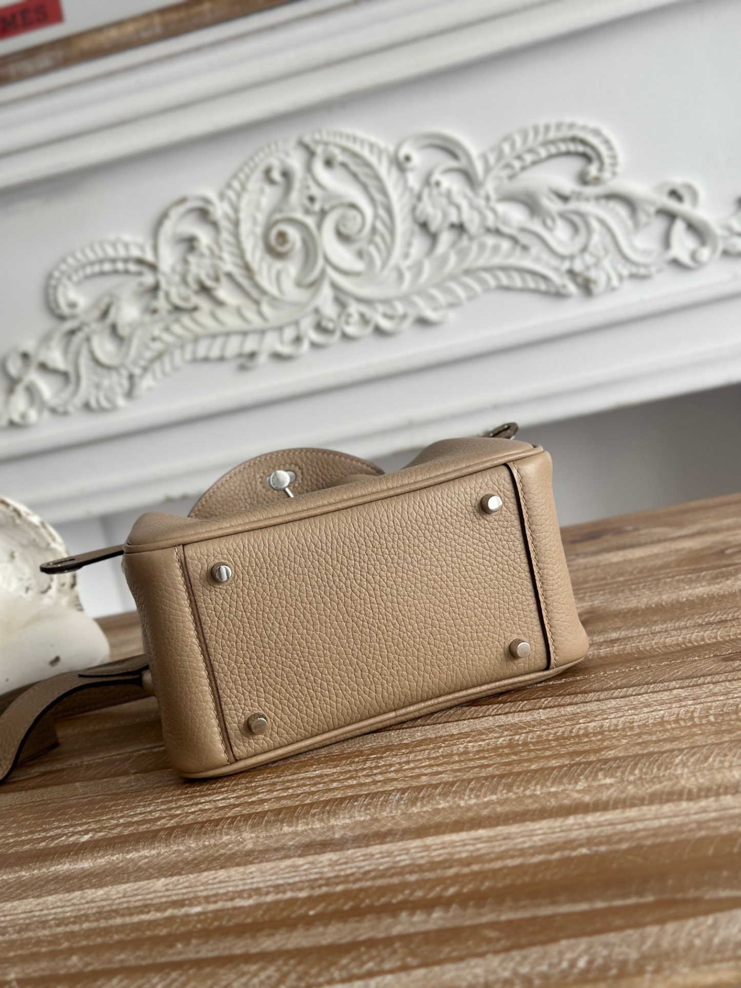 迪lindy 19cm	
Tc皮 蜜蠟線半手工縫製
lindy19保留了琳迪包所有細節的完整設計，側口袋、拉鍊等全部都是經典的設計√
這只小可愛暴擊了多少人的少女心