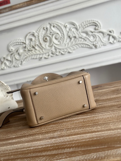 迪lindy 19cm	
Tc皮 蜜蠟線半手工縫製
lindy19保留了琳迪包所有細節的完整設計，側口袋、拉鍊等全部都是經典的設計√
這只小可愛暴擊了多少人的少女心