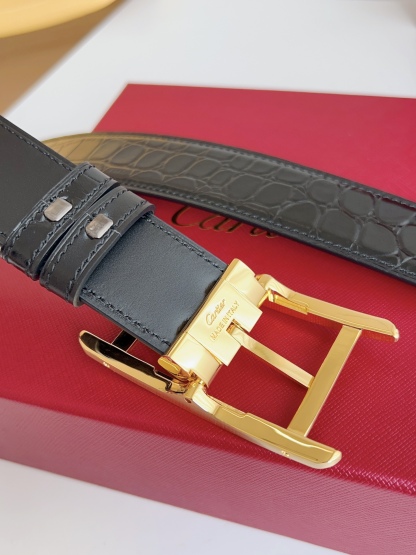 
Cartier（卡地亞）憑借匠心傑作展現與眾不同的美感，融合精湛工藝與經典設計，演繹雋永風格；瀟灑不羈，果敢獨立！此款式易搭配服飾；休閒正裝兩相宜。皮帶寬度：35mm