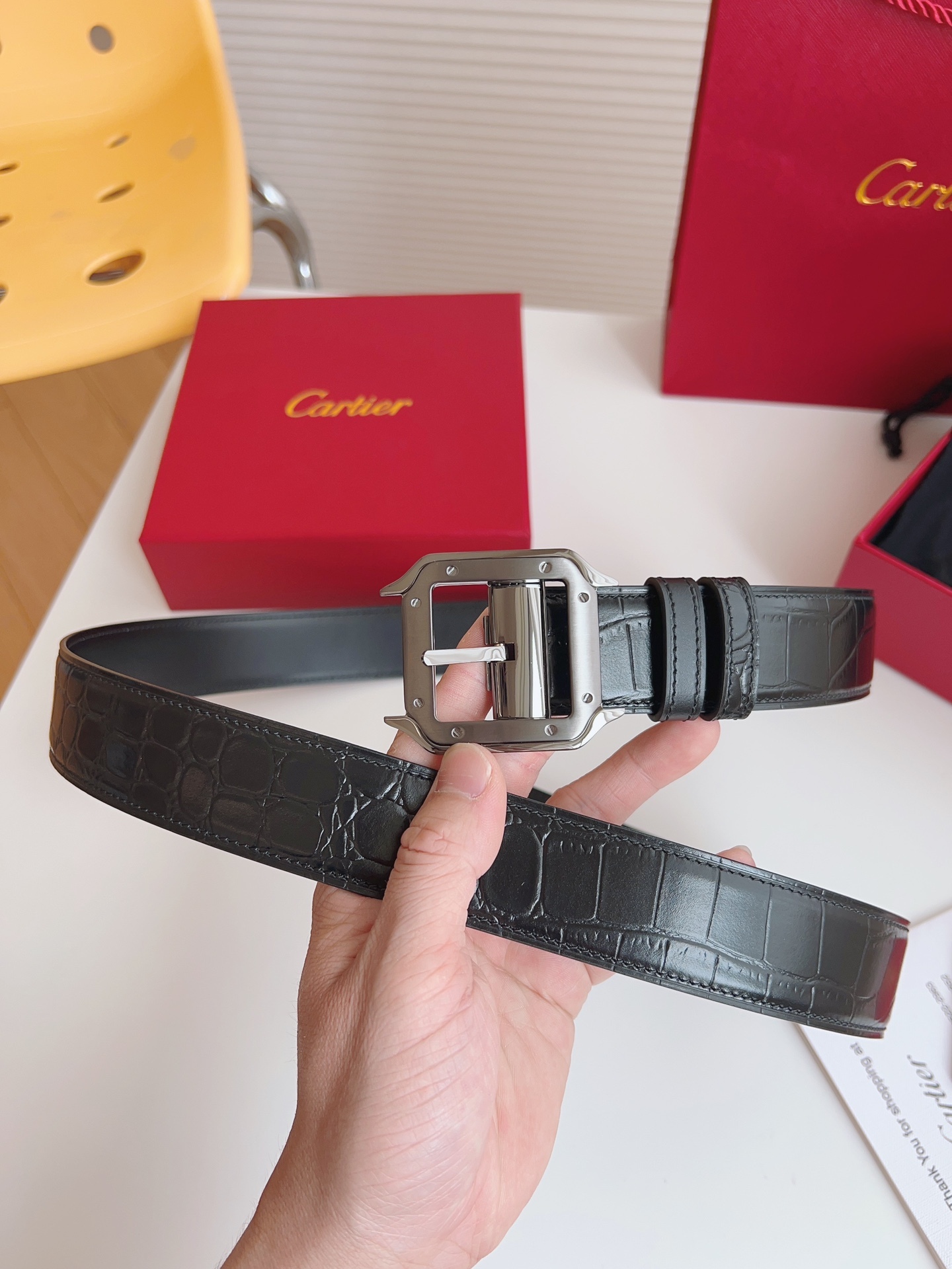 
Cartier（卡地亞）憑借匠心傑作展現與眾不同的美感，融合精湛工藝與經典設計，演繹雋永風格；瀟灑不羈，果敢獨立！此款式易搭配服飾；休閒正裝兩相宜。皮帶寬度：35mm