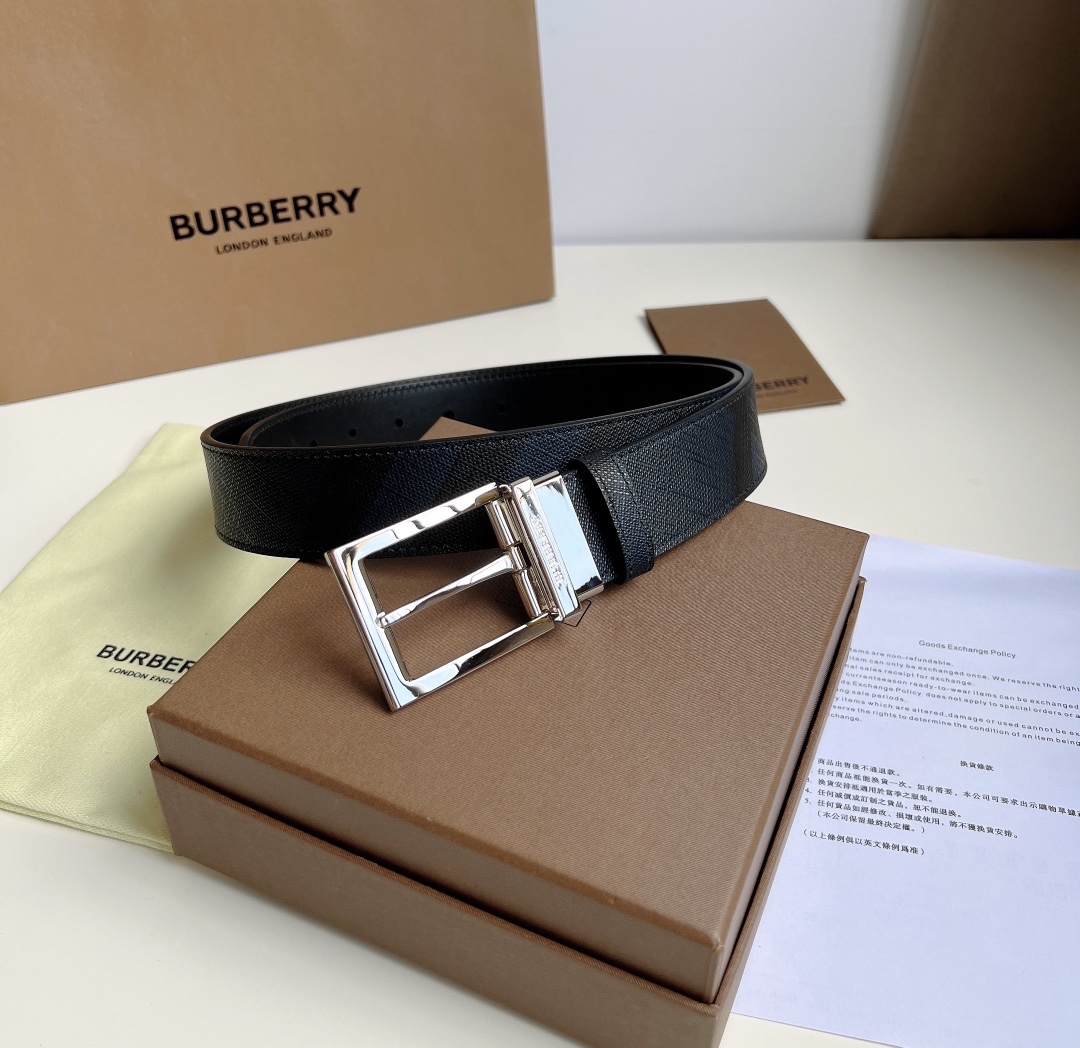 Burberry  專櫃同步 雙面兩用的意大利制腰帶   選用皮革與專屬標識印花環保帆布製作  腰帶配有精美的專屬標識造型飾牌搭扣  寬:3.5cm  精緻優雅  簡單大方.