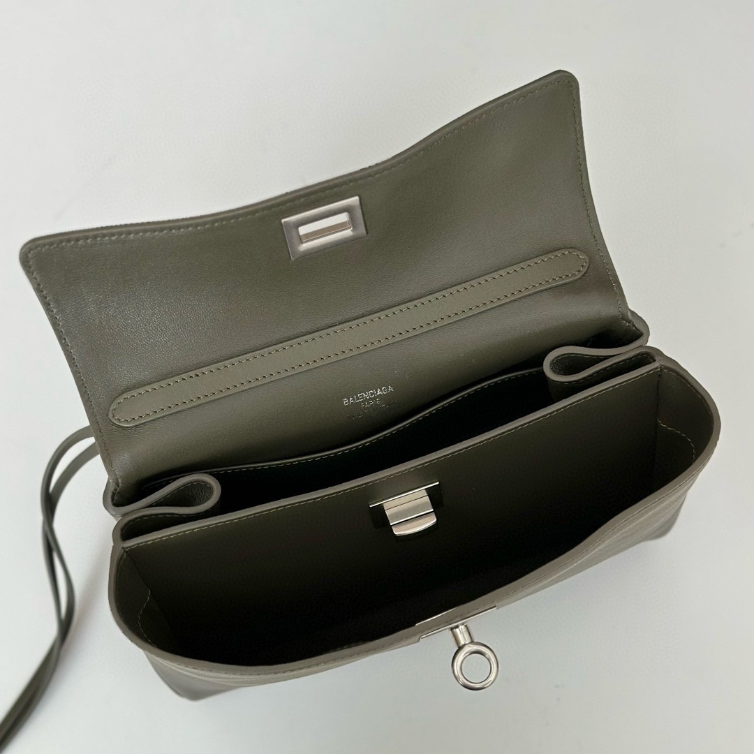 巴黎世家𝗕𝗮𝗹𝗲𝗻𝗰𝗶𝗮𝗴𝗮 🖤🖤出貨了！
款號：795456
尺寸：22.8×9.9×8.3cm
