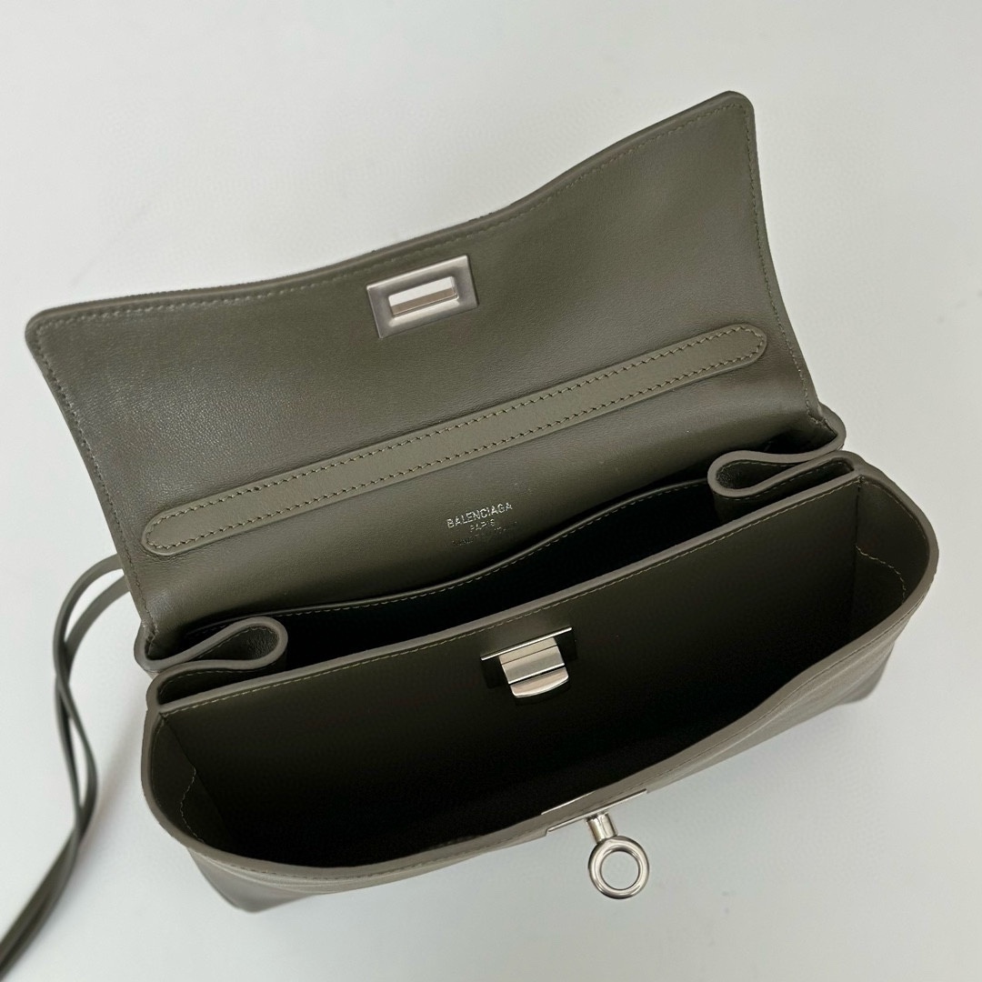 巴黎世家𝗕𝗮𝗹𝗲𝗻𝗰𝗶𝗮𝗴𝗮 🖤🖤出貨了！
款號：795456
尺寸：22.8×9.9×8.3cm
