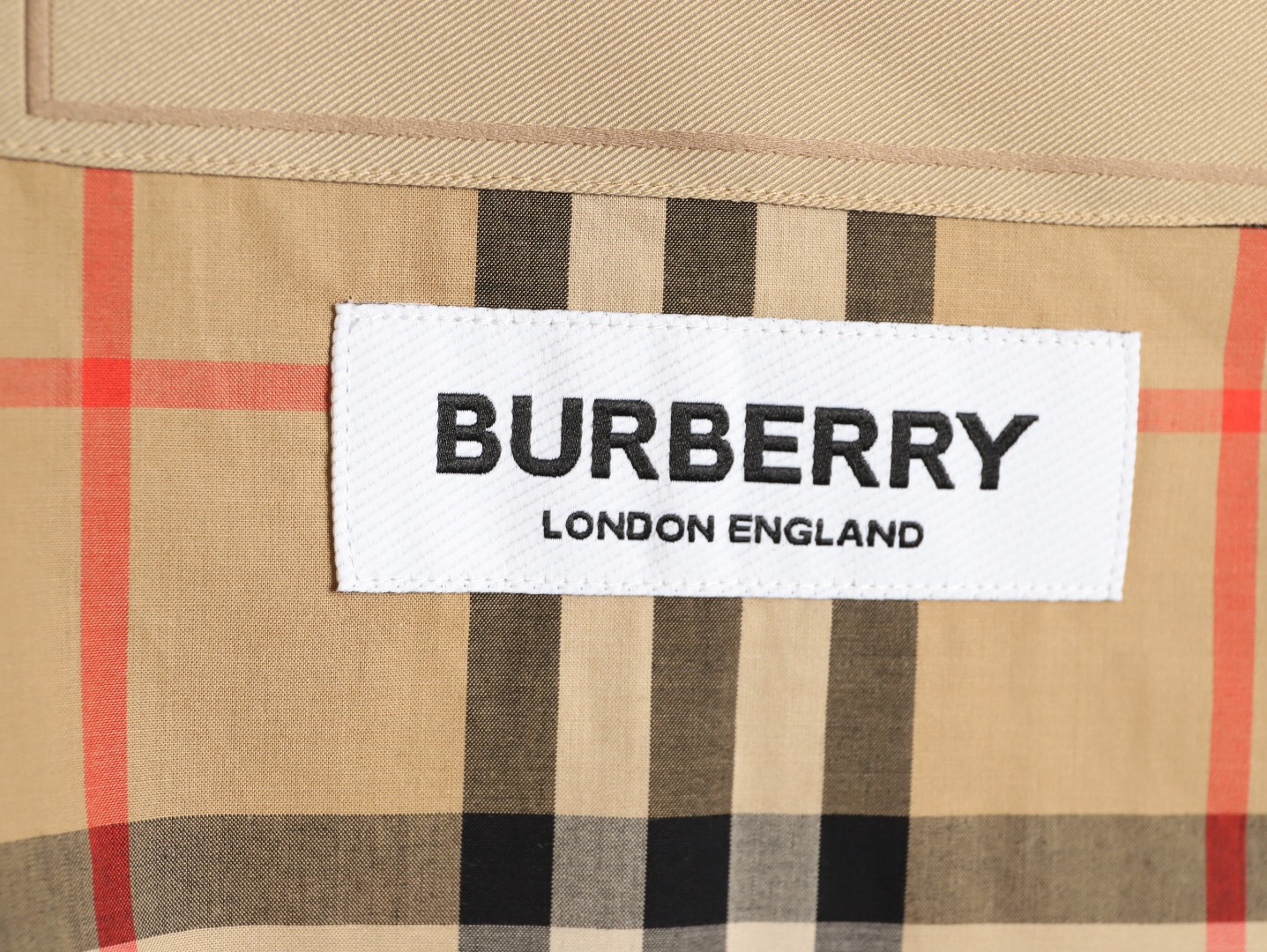 Burberry/巴寶莉 標籤貼布格紋棉質長袖襯衫
第一時間打版。面料為定制俯綢，上身絲滑透氣。紅外線定位裁剪，
定制貝殼頭扣，領子袖口復合硬襯，暴力水洗不會變形。
埋夾包縫工藝，保持版型不變形。國內頂級襯衫代工廠出貨，
前短後長 剪裁大膽突破常規，
完美還原Zp每個細節，商務休閒皆可搭配，人手幾件絕不為過。
裝飾品牌典藏 復古大格紋，BUR粉絲的衣櫥珍藏款式,尤其是對於忠實的BUR粉來說，
此款更是絕對不能錯過的珍寶級別產物！
S Size:S-XL