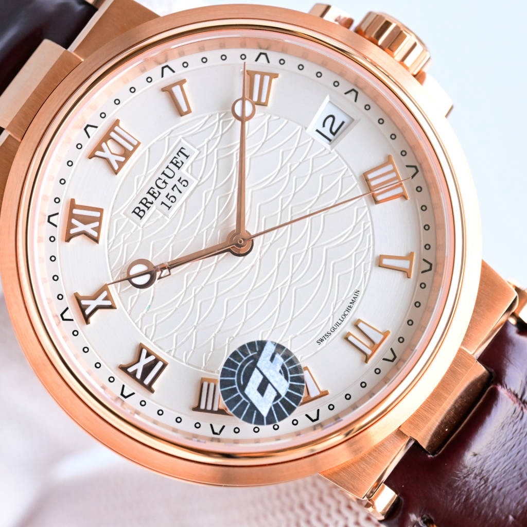 CF新品發佈會，寶璣-Breguet
航海MARINE航海系列5517款腕表，航海天文鐘的起源作品，“時計本是兵家利器”說的就是這款腕表，鐘錶界的巨作。工廠全面抄寫原裝數據，98%還原殼型字面，彰顯原裝優雅硬朗的氣質，原裝同款777A自動機械機芯，鐫刻獨立編號與寶璣先生簽名。直徑40毫米。正反均為藍寶石防刮玻璃，旋入式防水錶冠。實測防水深度100米。搭配飾有太陽放射紋錶盤，配裝進口鰐魚皮錶帶，以零頭的價格給您帶來原裝超值體驗。