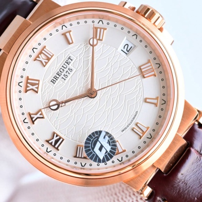 CF新品發佈會，寶璣-Breguet
航海MARINE航海系列5517款腕表，航海天文鐘的起源作品，“時計本是兵家利器”說的就是這款腕表，鐘錶界的巨作。工廠全面抄寫原裝數據，98%還原殼型字面，彰顯原裝優雅硬朗的氣質，原裝同款777A自動機械機芯，鐫刻獨立編號與寶璣先生簽名。直徑40毫米。正反均為藍寶石防刮玻璃，旋入式防水錶冠。實測防水深度100米。搭配飾有太陽放射紋錶盤，配裝進口鰐魚皮錶帶，以零頭的價格給您帶來原裝超值體驗。