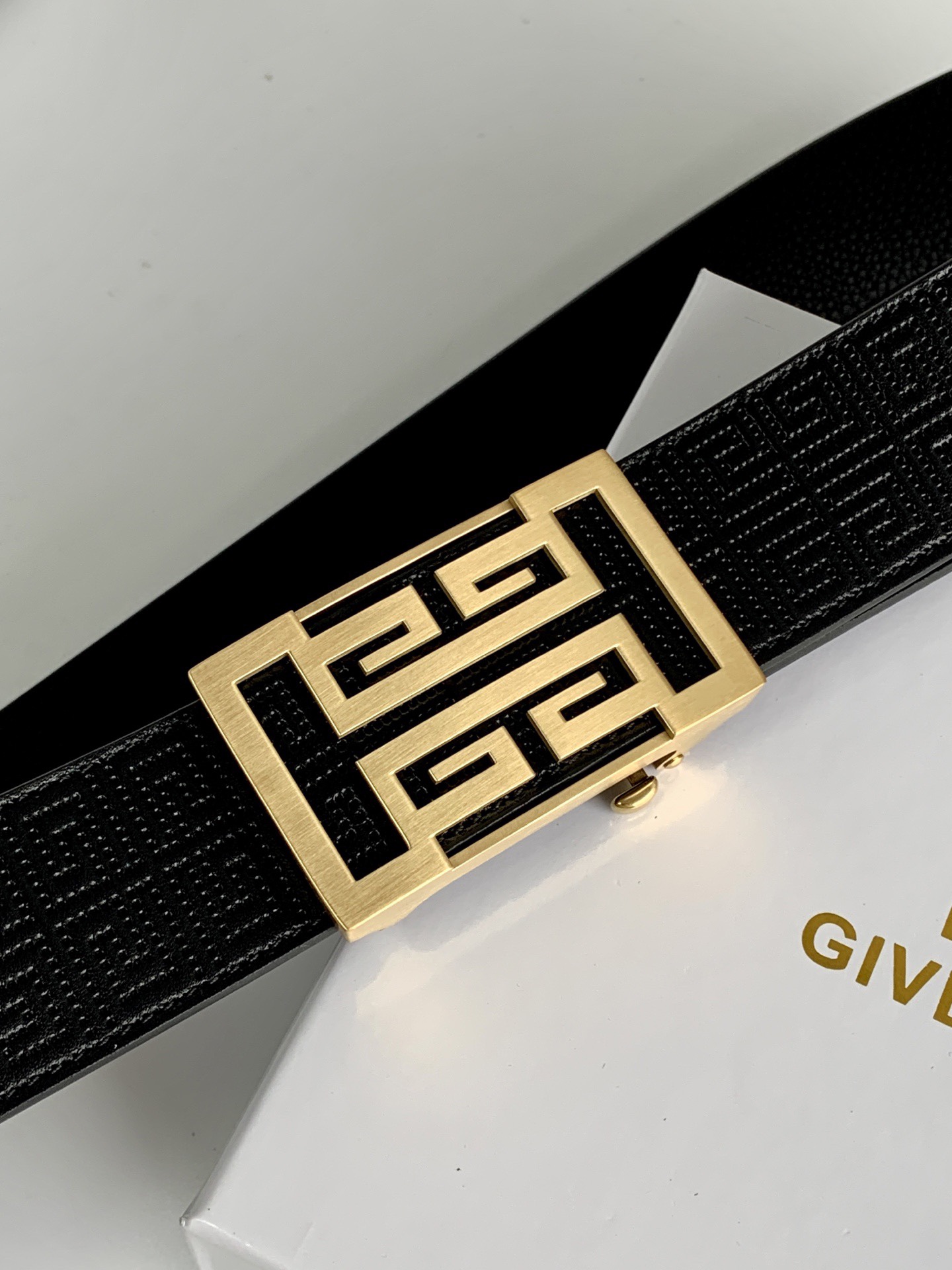 【紀梵希】新款男士 頭層小牛皮黑色壓花腰帶，內襯荔枝紋底，寬38毫米.搭配不鏽鋼經典4G自動扣.商務服裝造型的完美搭配。永恆經典！