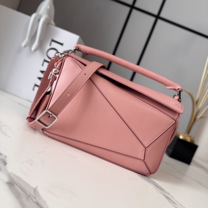 LO℮w℮🌟新款 小號納帕羊皮革 Featherlight Puzzle 手袋 以別具一格的幾何線條勾勒長方體造型。柔軟輕盈的納帕皮革為手袋注入隨性慵懶的風格。可肩背、斜挎或手提
可拆卸可調節肩帶，飾有旋轉卡扣*拉鍊開合，鉸接式拉鍊頭 一個外部拉鍊後袋，一個內部插袋*可拆卸 LOE**WE 燙金或燙銀標籤，飾有隱秘口袋和氣球骰子*長方形金屬腳釘 納帕羊皮革襯里 Anagram 壓紋、飾牌內部鐫刻 LOE**WE.
size:062502
型號：24*10.5*16.5cm（配全套包裝）