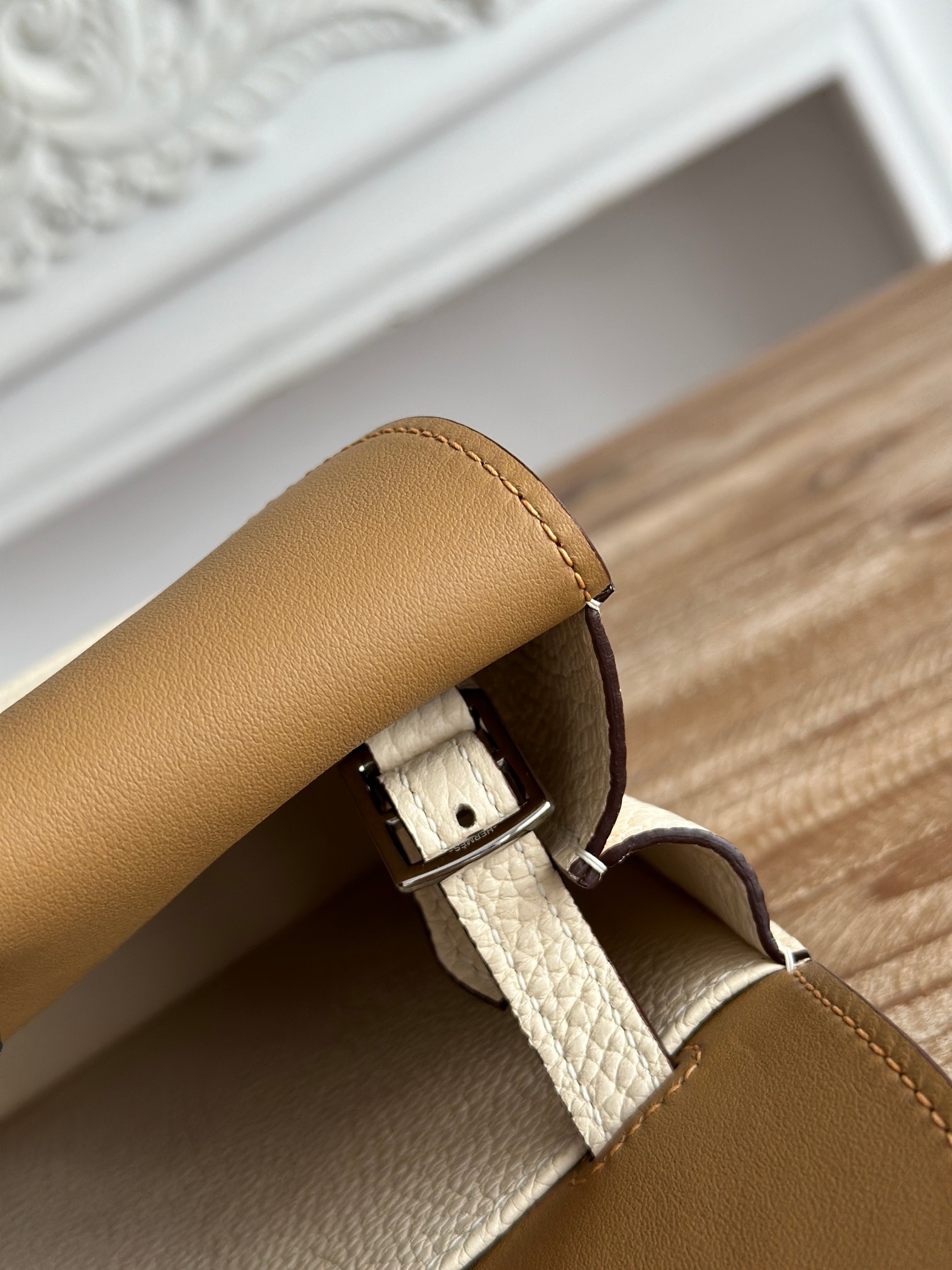 馬蹄包  半手工蠟線	Halzan	
 能滿足各種背法的!!
①手拎包②斜挎包③單肩包④手拿包
togo皮、五金細緻到油邊 無處不精緻√ 
尺寸：25cm