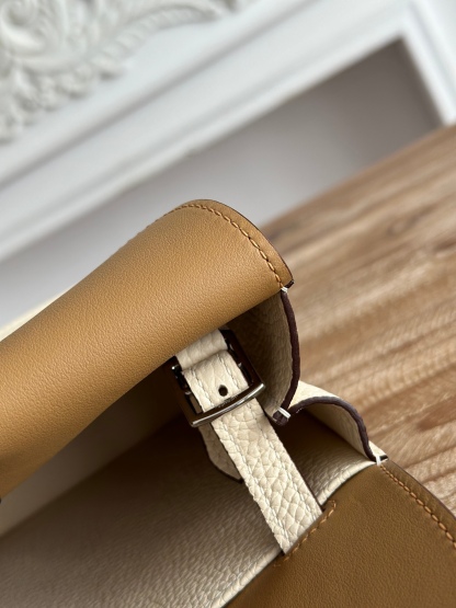 馬蹄包  半手工蠟線	Halzan	
 能滿足各種背法的!!
①手拎包②斜挎包③單肩包④手拿包
togo皮、五金細緻到油邊 無處不精緻√ 
尺寸：25cm