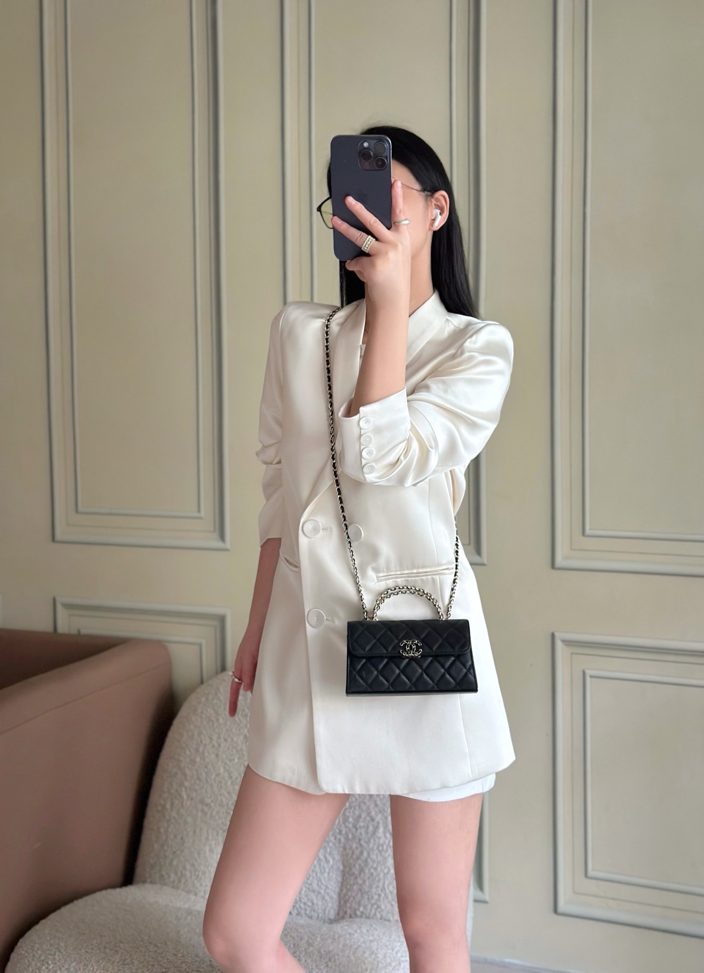 Chanel 25S 新款本季 最火的小球牛皮Kelly 手柄包
這顆絕對是黑馬
第一眼看到就深深愛上💕
顏值不必說 直接閉眼入不會錯
很好打理 也是百搭型
實現了單背斜挎腋下背手拎的效果📷
簡直就是福音〰️
很精緻 值得珍藏🔝

五金：全鋼18K淺金
皮料：獨家Haas小牛皮
尺寸：𝟏8*𝟏0*4.𝟓 𝚌𝚖
型號：AS3238