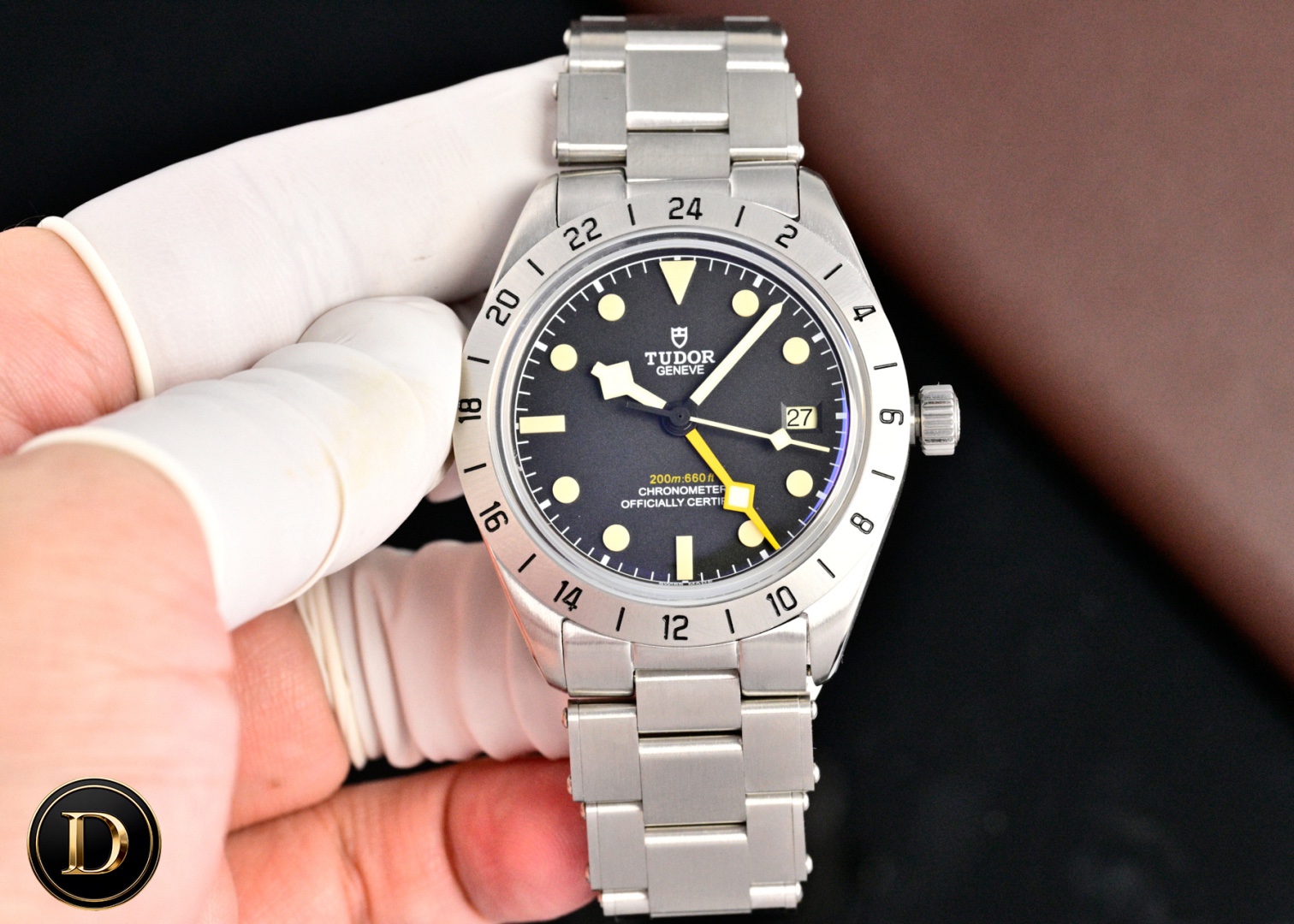 新品—TD帝舵碧灣專業型79470—以時光為翼，赴天地之約。
1)正品開模的39MM精鋼表殼兼具磨光和磨砂質感，鉚釘精鋼錶帶復刻1950年經典設計，T-fit快速調節帶扣可無工具微調8毫米長度，承載著專業功能的同時，延續著碧灣系列的經典輪廓，而恰到好處的尺寸適配多數手腕。
2)蛋白色或啞光黑色盤面各有風情，一體成型的立體陶瓷時標填充Super-LumiNova®夜光物料，搭配帝舵標誌性的黃色“雪花”指針，稜角分明的設計既是1969年經典元素的傳承，也讓讀時清晰直觀.磨砂鋼質24小時固定外圈質感溫潤，