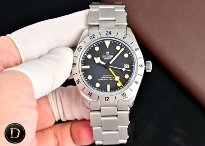 新品—TD帝舵碧灣專業型79470—以時光為翼，赴天地之約。
1)正品開模的39MM精鋼表殼兼具磨光和磨砂質感，鉚釘精鋼錶帶復刻1950年經典設計，T-fit快速調節帶扣可無工具微調8毫米長度，承載著專業功能的同時，延續著碧灣系列的經典輪廓，而恰到好處的尺寸適配多數手腕。
2)蛋白色或啞光黑色盤面各有風情，一體成型的立體陶瓷時標填充Super-LumiNova®夜光物料，搭配帝舵標誌性的黃色“雪花”指針，稜角分明的設計既是1969年經典元素的傳承，也讓讀時清晰直觀.磨砂鋼質24小時固定外圈質感溫潤，