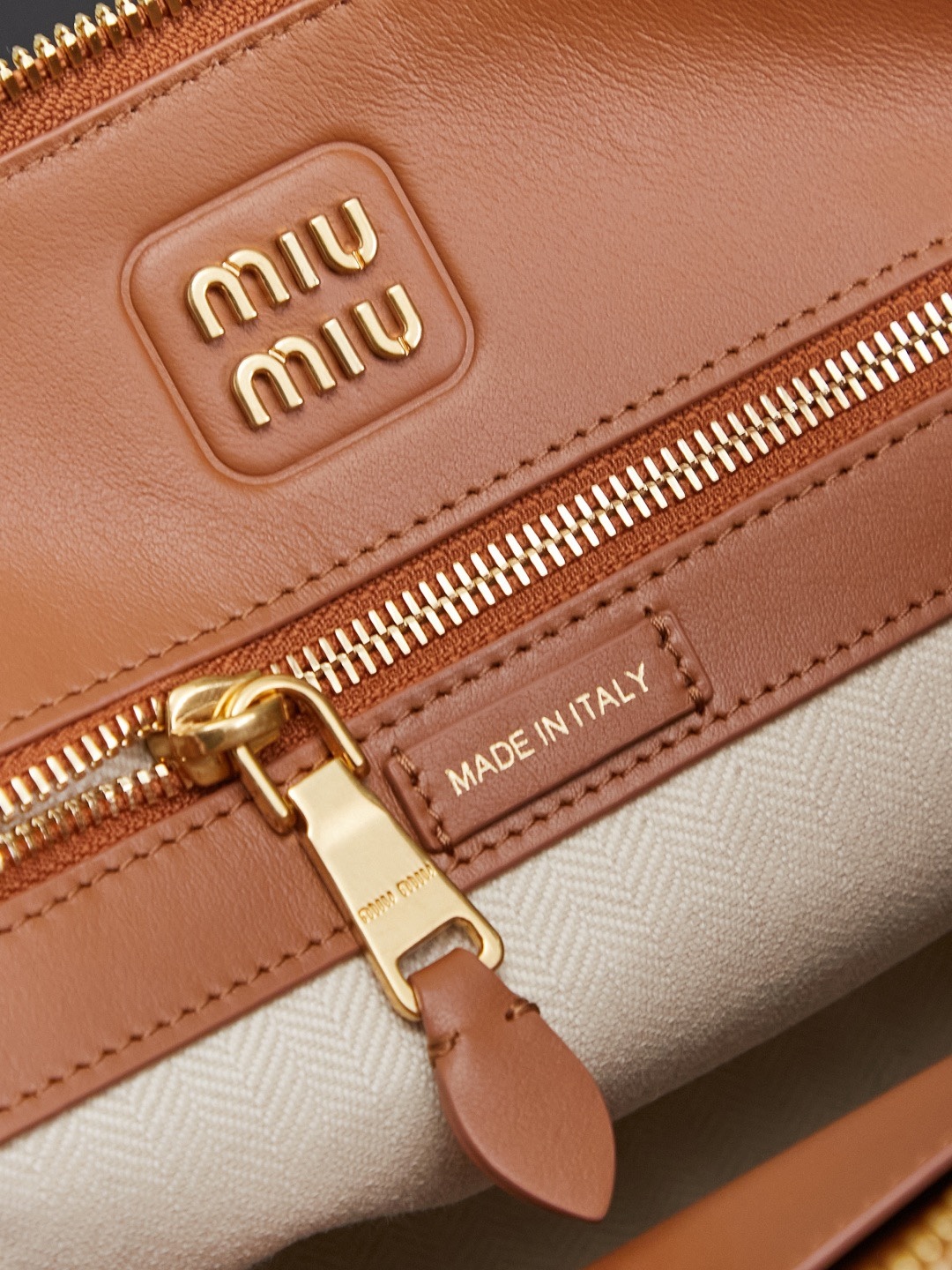 新品贝壳包，简便设计延续Miu慵懒美式老钱的风格，采用顶级进口小牛皮，质感高级柔软，两边弧度设计更具造型感，拉链拉开秒变大托特，长手柄设计实用性更强，可腋下可手提，造型简约潇洒随意，容量超大，上班通勤，逛街出游都是绝佳的选择，内里全新麻布里，配拉链式口袋