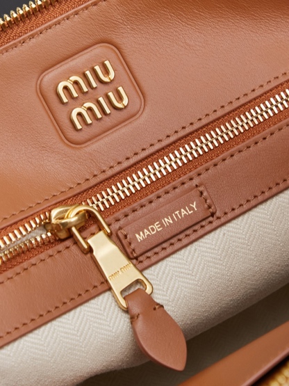 新品贝壳包，简便设计延续Miu慵懒美式老钱的风格，采用顶级进口小牛皮，质感高级柔软，两边弧度设计更具造型感，拉链拉开秒变大托特，长手柄设计实用性更强，可腋下可手提，造型简约潇洒随意，容量超大，上班通勤，逛街出游都是绝佳的选择，内里全新麻布里，配拉链式口袋