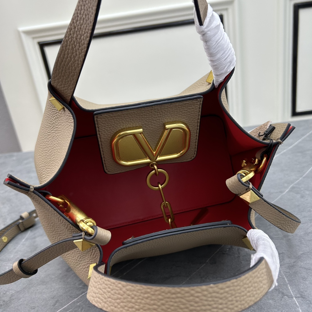 荔枝紋 Garavani VLOGO Escape 小牛皮小號購物袋，包袋兩側點綴紅色細節，金屬徽標飾件可用在包裝內部作為開合，亦可用在外部作為裝飾元素。
小號尺寸：31 *25*15 cm