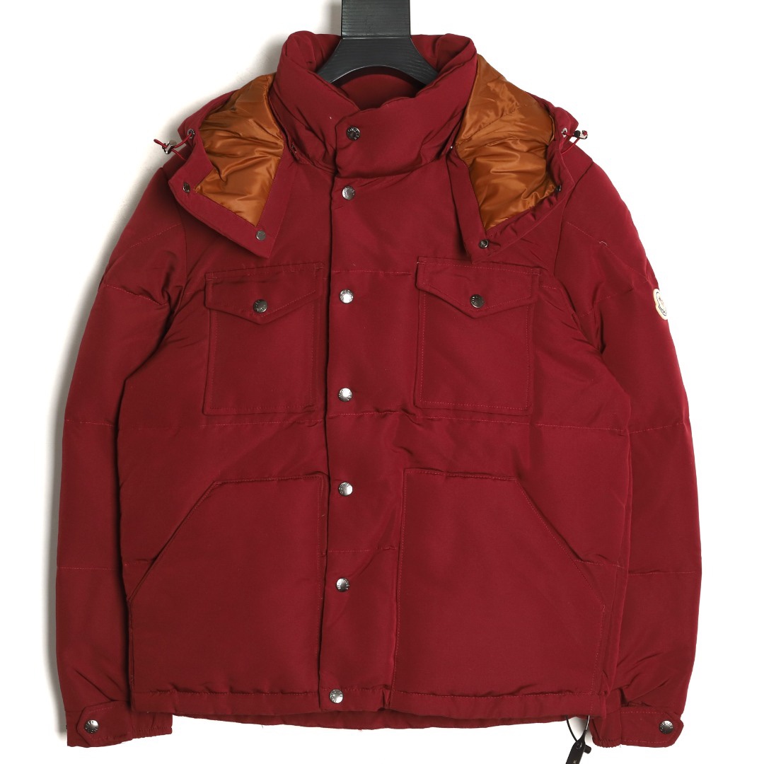 Moncler/蒙口 Gamme Rouge雙口袋連帽羽絨服
Moncler Gamme Rouge男士羽絨服，酒紅色超
有質感，尼龍面料防潑水，90絨填充保暖力滿分
。連帽設計＋金屬按扣，細節控必入！兩個翻蓋
口袋超實用，寬松版型，隨便搭配都很時髦，冬季
出街或戶外都很適合～
A Size:1-5
