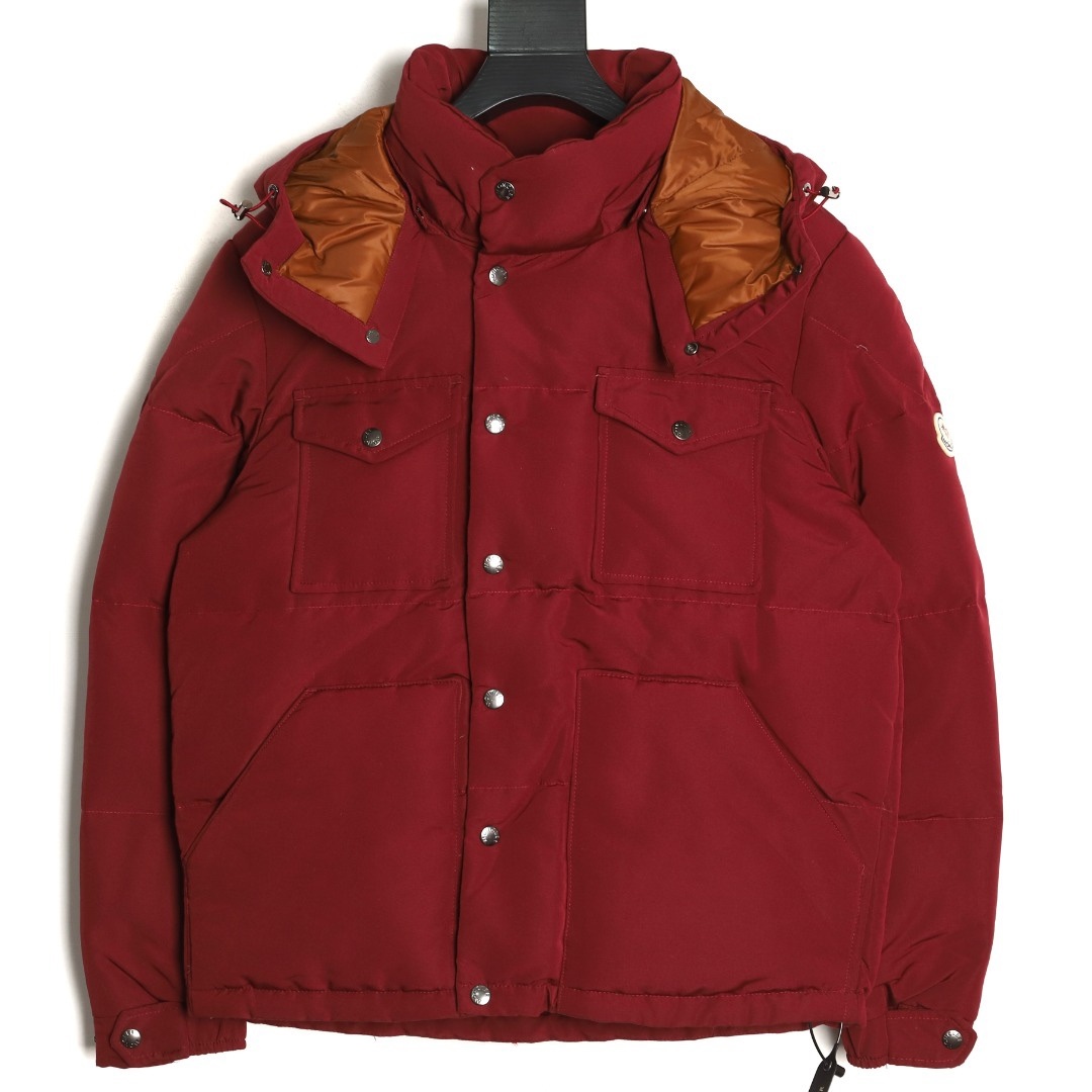 Moncler/蒙口 Gamme Rouge雙口袋連帽羽絨服
Moncler Gamme Rouge男士羽絨服，酒紅色超
有質感，尼龍面料防潑水，90絨填充保暖力滿分
。連帽設計＋金屬按扣，細節控必入！兩個翻蓋
口袋超實用，寬松版型，隨便搭配都很時髦，冬季
出街或戶外都很適合～
A Size:1-5