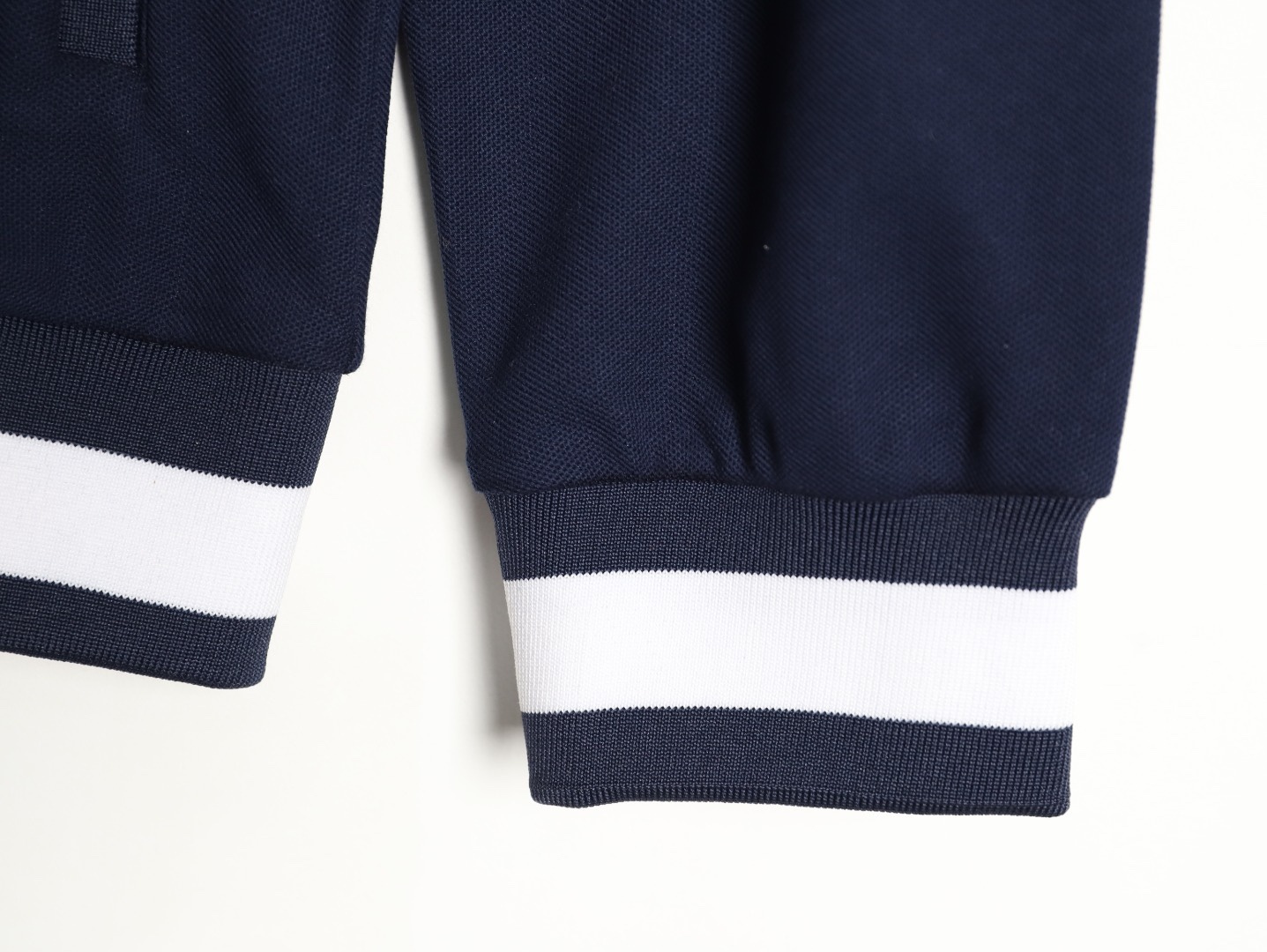 Gucci/古馳 G字母膠條拉鍊連帽外套
這款單品出自Lido系列，設計靈感源自意大利海岸的夏日風情和海灘俱樂部，早秋系列聚焦基礎廓形與經典細節，匠心呈獻日常服飾和晚裝造型，這款休閒連帽衛衣採用平紋針織面料精制而成，中央貫穿點綴G標識條紋印花，男女同款，定制輔料三標
A Size:S-XL