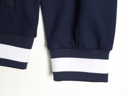 Gucci/古馳 G字母膠條拉鍊連帽外套
這款單品出自Lido系列，設計靈感源自意大利海岸的夏日風情和海灘俱樂部，早秋系列聚焦基礎廓形與經典細節，匠心呈獻日常服飾和晚裝造型，這款休閒連帽衛衣採用平紋針織面料精制而成，中央貫穿點綴G標識條紋印花，男女同款，定制輔料三標
A Size:S-XL