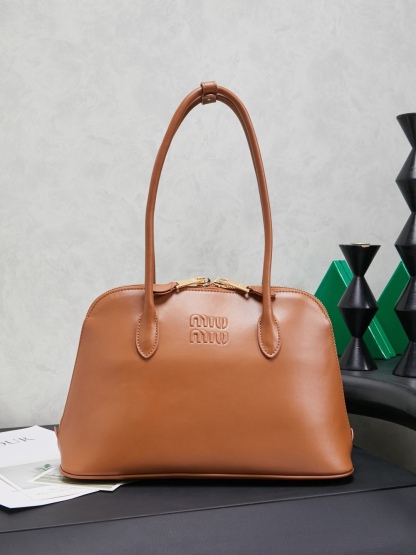 新品贝壳包，简便设计延续Miu慵懒美式老钱的风格，采用顶级进口小牛皮，质感高级柔软，两边弧度设计更具造型感，拉链拉开秒变大托特，长手柄设计实用性更强，可腋下可手提，造型简约潇洒随意，容量超大，上班通勤，逛街出游都是绝佳的选择，内里全新麻布里，配拉链式口袋