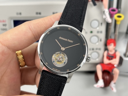 
新款愛彼真陀飛輪CODE11.59系列26396男士腕表！完美與個性的體驗！
1⃣️直徑42MM！表面玻璃採用水晶藍寶石玻璃。
2⃣️搭載Cal.2950全自動陀飛輪機芯，動力儲存60小時！
3⃣️錶帶採用進口意大利小牛皮以及帆布皮帶可選！
3⃣️表殼採用316L精鋼材質，整殼CNC高精准處理，密度與原裝吻合！          
4⃣️表面採用砂金石琺瑯錶盤
整體按照原裝顏色完美呈現！
5⃣️殼套分圈口.殼.底蓋三件套，整體角度完美體現拉絲工藝，品質與美的融合！