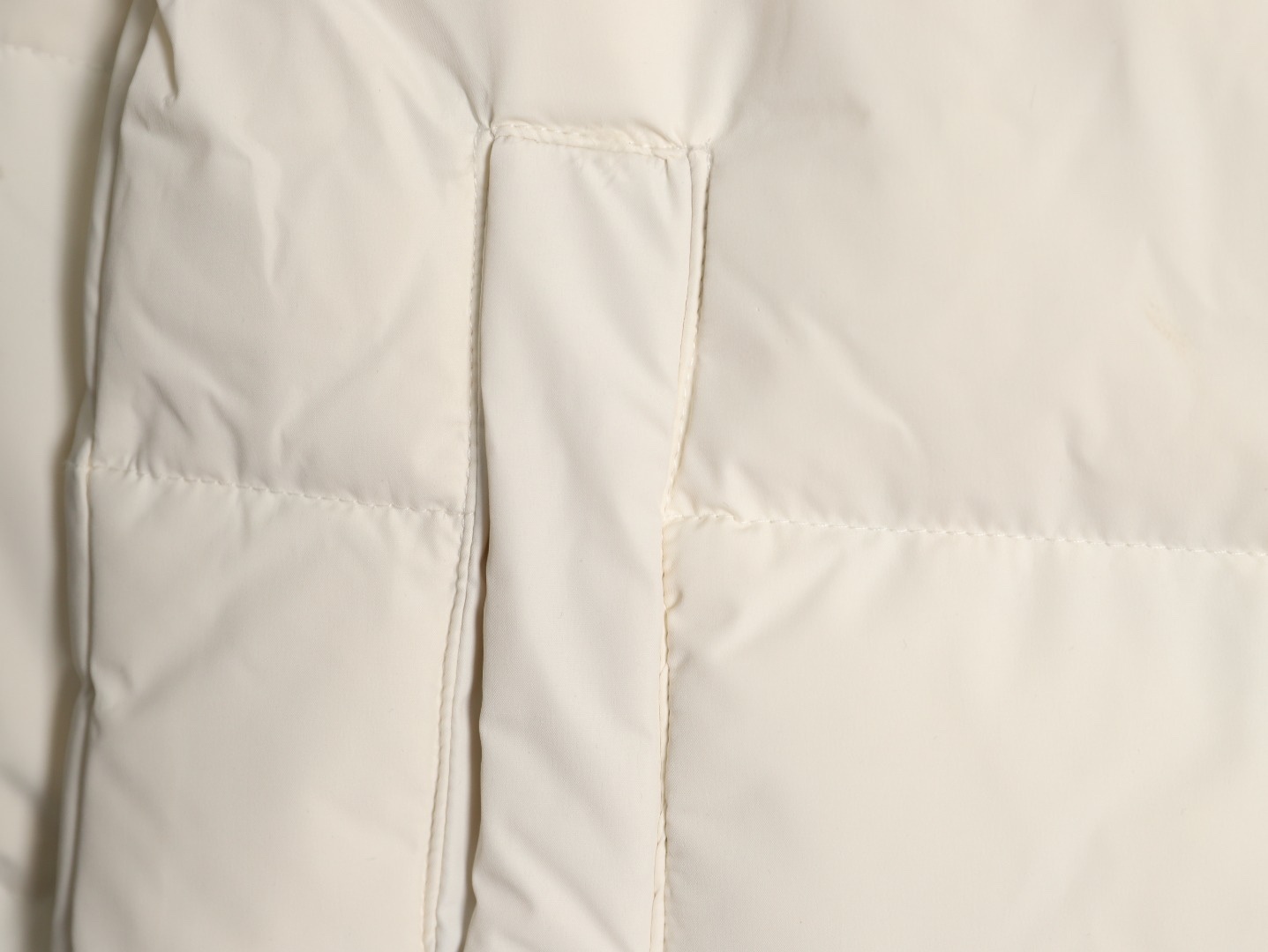 Adidas 阿迪達斯 三條槓保暖專櫃長款落肩款羽絨服
明星同款阿迪羽絨服 adidas 休閒舒適保暖長款羽絨服 男女同款  面料採用原版定制防水防靜電布料 內里採用尼龍雙層封禁設計 過膝長款設計超級保暖 分區填充300克標準80白鴨絨 蓬松度超好 輕便不厚重 拉鍊帶有定制logo 袖子側邊經典三條槓 內里配備口袋 胸前刺繡硅膠小標 清晰立體又飽滿 袖口鬆緊設計更加防風保暖 下擺按扣設計可隨意調節 方便戶外行動 寬松的版型不挑人 穿上就是行走的棉被 絲毫不懼寒冬 
L SIZE:S-XL