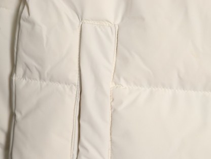 Adidas 阿迪達斯 三條槓保暖專櫃長款落肩款羽絨服
明星同款阿迪羽絨服 adidas 休閒舒適保暖長款羽絨服 男女同款  面料採用原版定制防水防靜電布料 內里採用尼龍雙層封禁設計 過膝長款設計超級保暖 分區填充300克標準80白鴨絨 蓬松度超好 輕便不厚重 拉鍊帶有定制logo 袖子側邊經典三條槓 內里配備口袋 胸前刺繡硅膠小標 清晰立體又飽滿 袖口鬆緊設計更加防風保暖 下擺按扣設計可隨意調節 方便戶外行動 寬松的版型不挑人 穿上就是行走的棉被 絲毫不懼寒冬 
L SIZE:S-XL