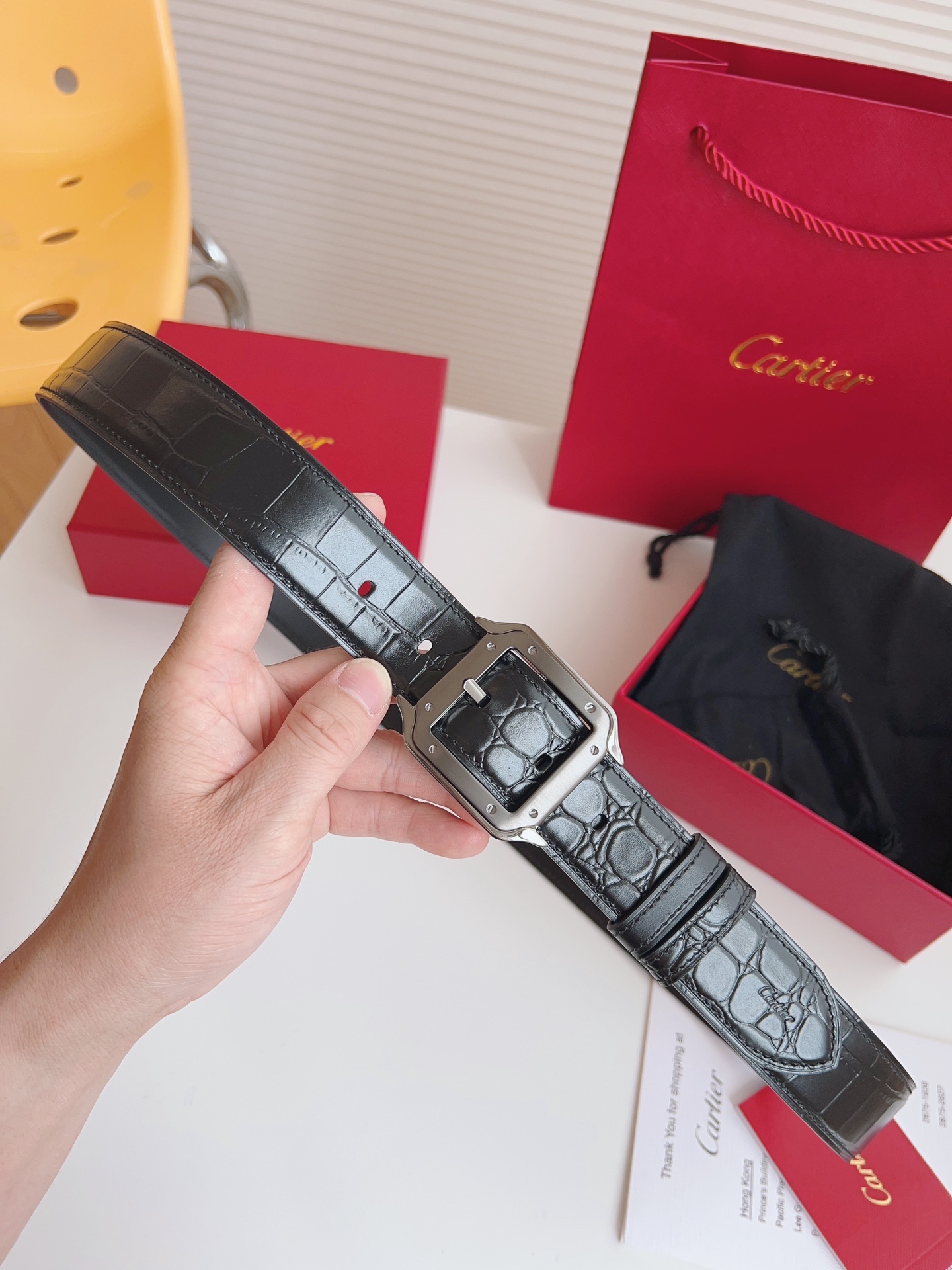 
Cartier（卡地亞）憑借匠心傑作展現與眾不同的美感，融合精湛工藝與經典設計，演繹雋永風格；瀟灑不羈，果敢獨立！此款式易搭配服飾；休閒正裝兩相宜。皮帶寬度：35mm